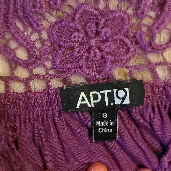 Beautiful top - Picture 2 of 4